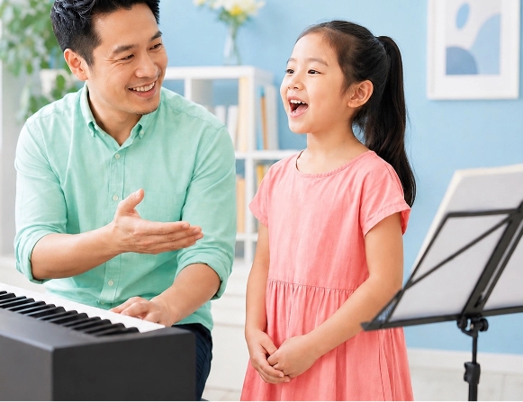 ครูสอนร้องเพลงและเปียโนให้นักเรียนเด็ก