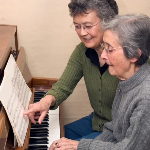 ผู้สูงวัยเรียนเปียโนกับครู หลักสูตร Adult & Senior Master