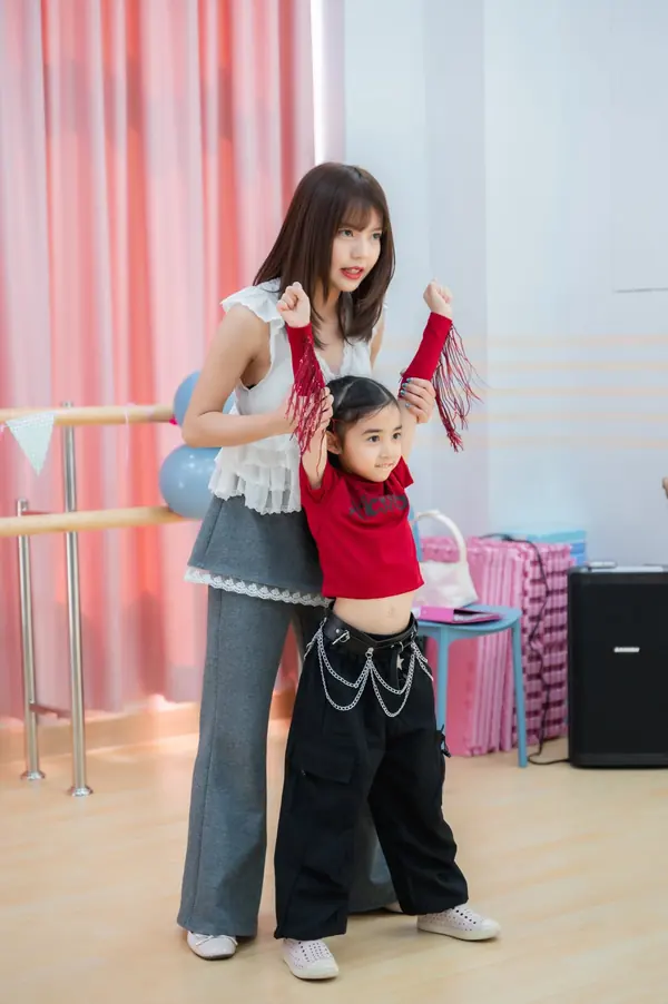 คุณครูสอนท่าเต้นให้นักเรียนในคลาส Dance ที่ Music Mastery