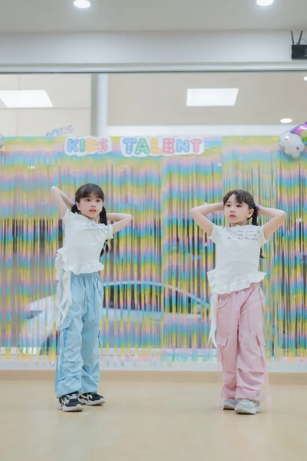 นักเรียนโชว์เต้นคู่ในงาน Kids Talent ของ Music Mastery