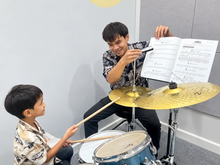 ครูสอนกลองชุดกับนักเรียนเด็กที่ Music Mastery เกษตร-นวมินทร์