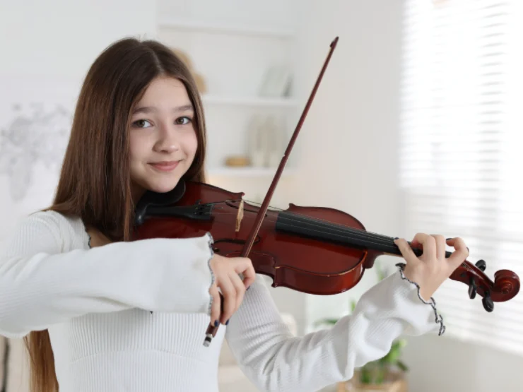 นักเรียนวัยรุ่นเรียนไวโอลิน หลักสูตร Junior & Teen Master ที่ Music Mastery