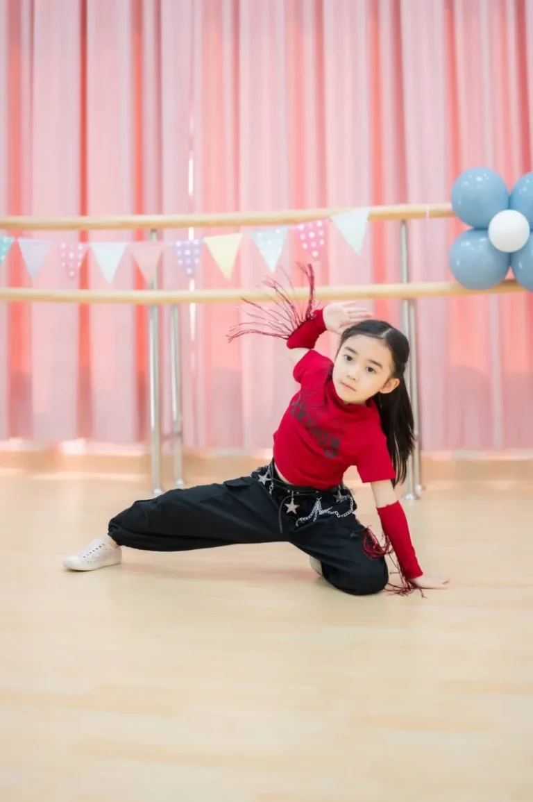 นักเรียนเต้น Hip Hop โชว์ท่า freeze ในงาน Kids Talent