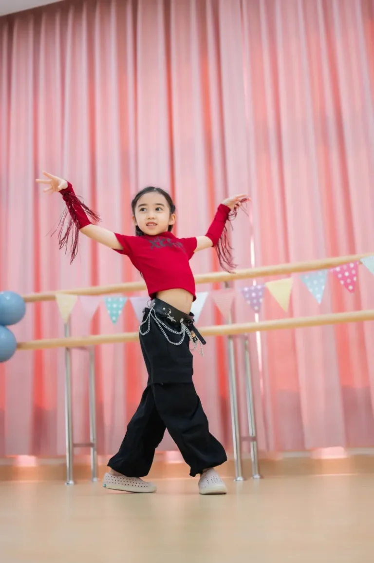 นักเรียนแสดงการเต้น Street Dance ชุดแดง งาน Kids Talent