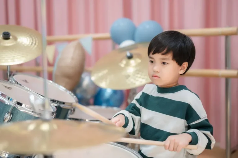 นักเรียนชายตีกลองชุดบนเวที Kids Talent