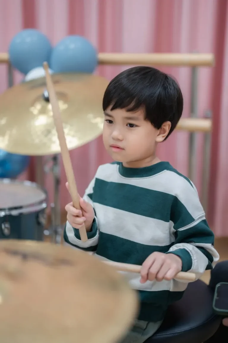 นักเรียนตีกลองชุดอย่างตั้งใจ งานคอนเสิร์ต Music Mastery