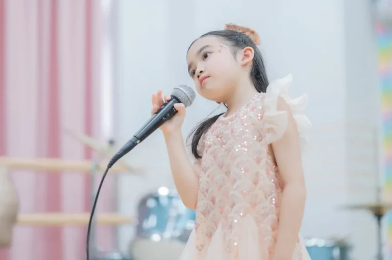 นักเรียนร้องเพลงบนเวที Kids Talent Music Mastery