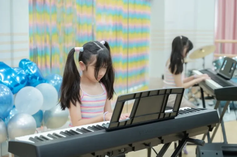 นักเรียนเล่นคีย์บอร์ดในงานคอนเสิร์ต Kids Talent