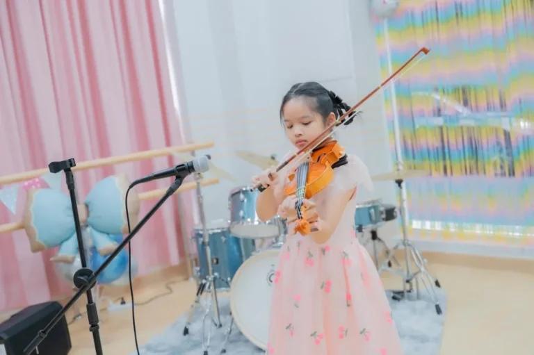 นักเรียนสีไวโอลินบนเวที Kids Talent