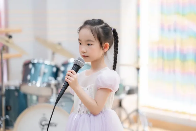นักเรียนร้องเพลงพร้อมไมโครโฟน งาน Kids Talent