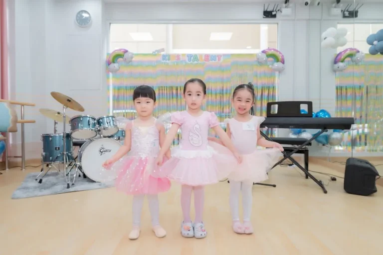 นักเรียนบัลเลต์แสดงพร้อมกันบนเวที Kids Talent