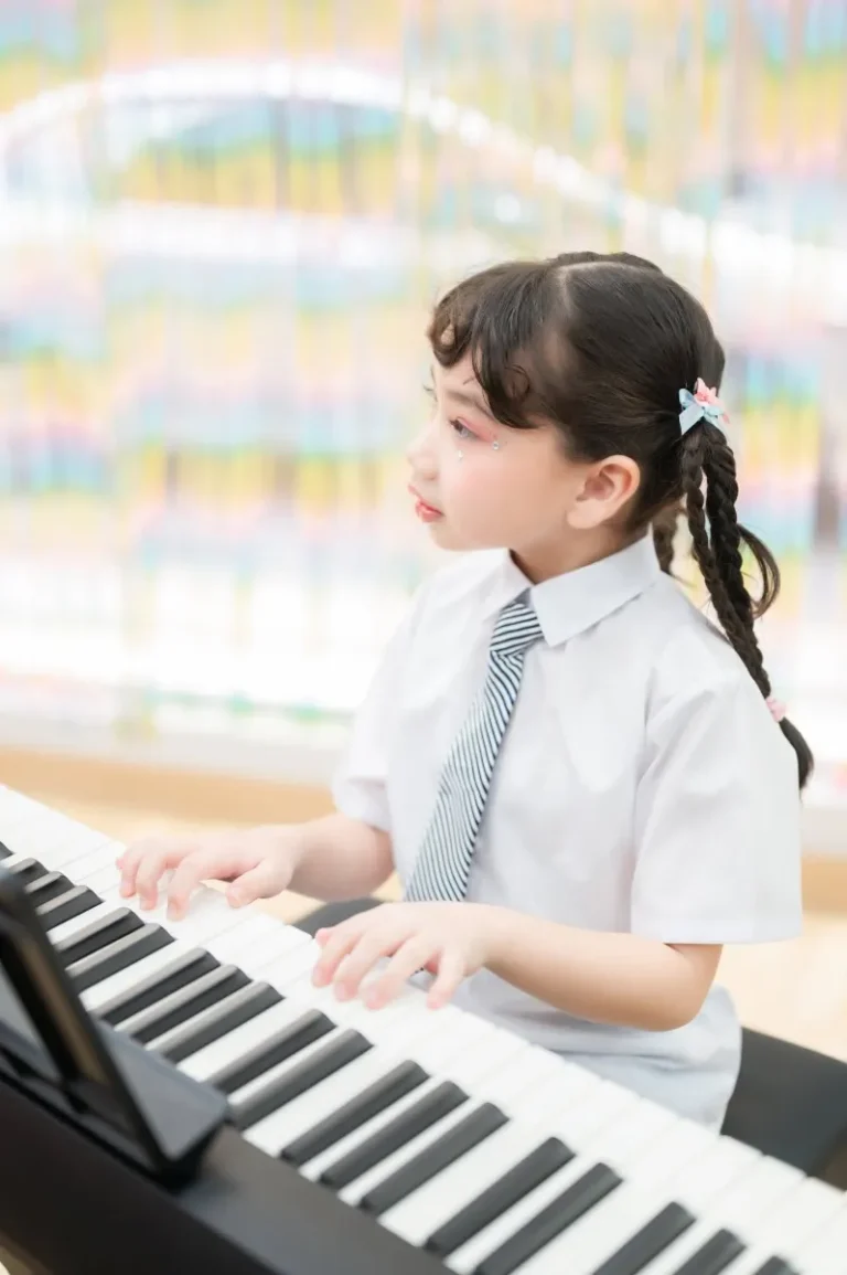นักเรียนชายเล่นเปียโนในงานคอนเสิร์ต Kids Talent