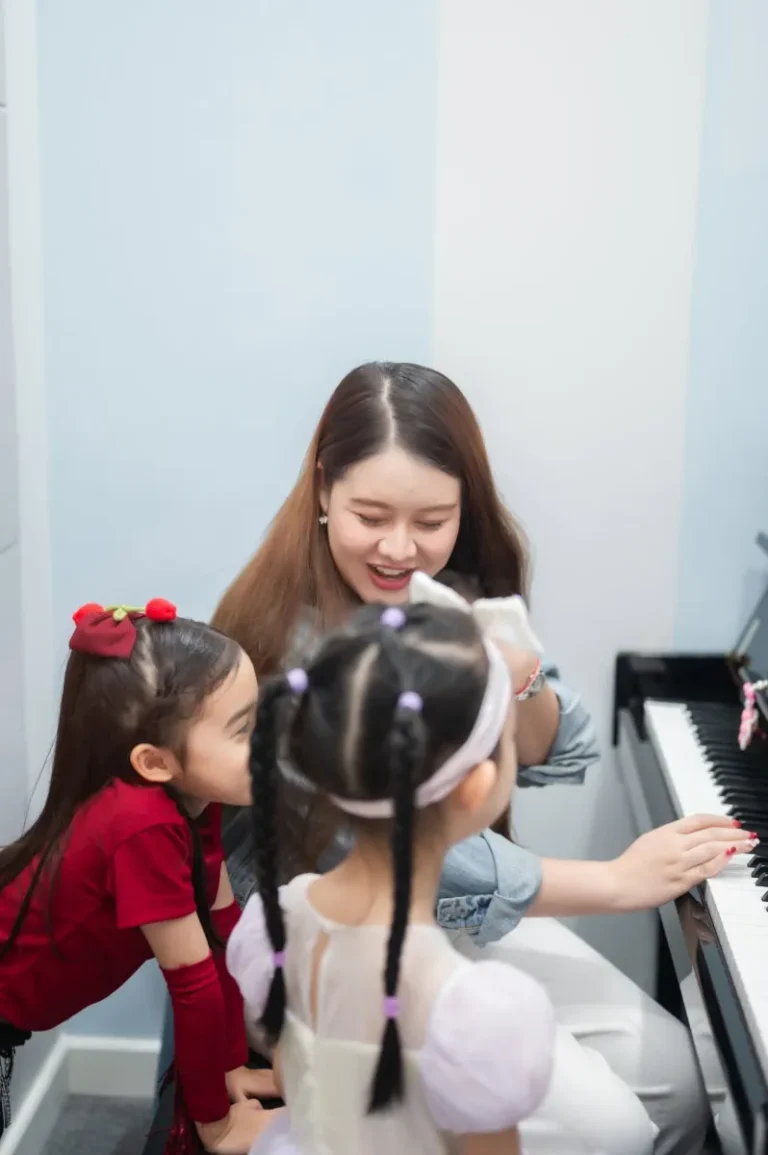 คุณครูเปียโนดูแลนักเรียนก่อนขึ้นแสดง