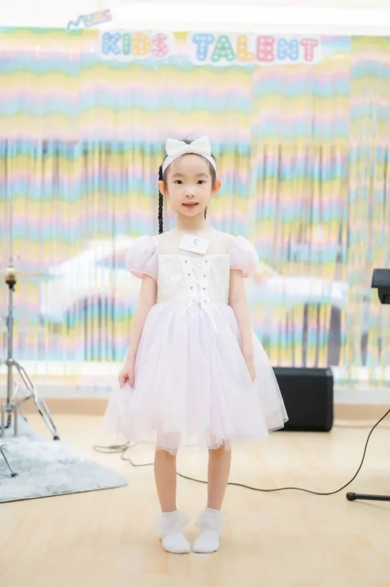นักเรียนชุดขาวแสดงบนเวที Kids Talent