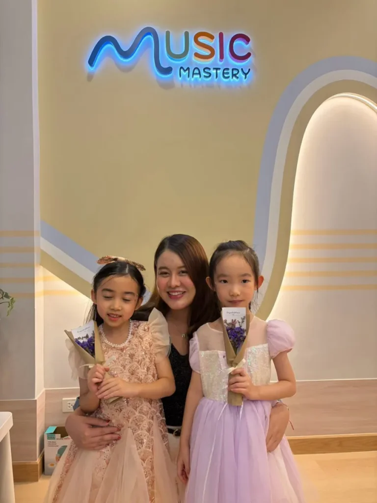 นักเรียนร้องเพลงถ่ายภาพที่หน้าโรงเรียน Music Mastery
