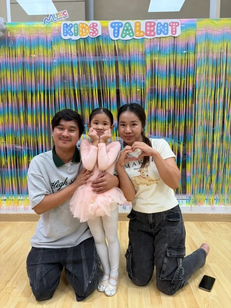 ครอบครัวถ่ายภาพร่วมกับนักเรียนหลังการแสดง
