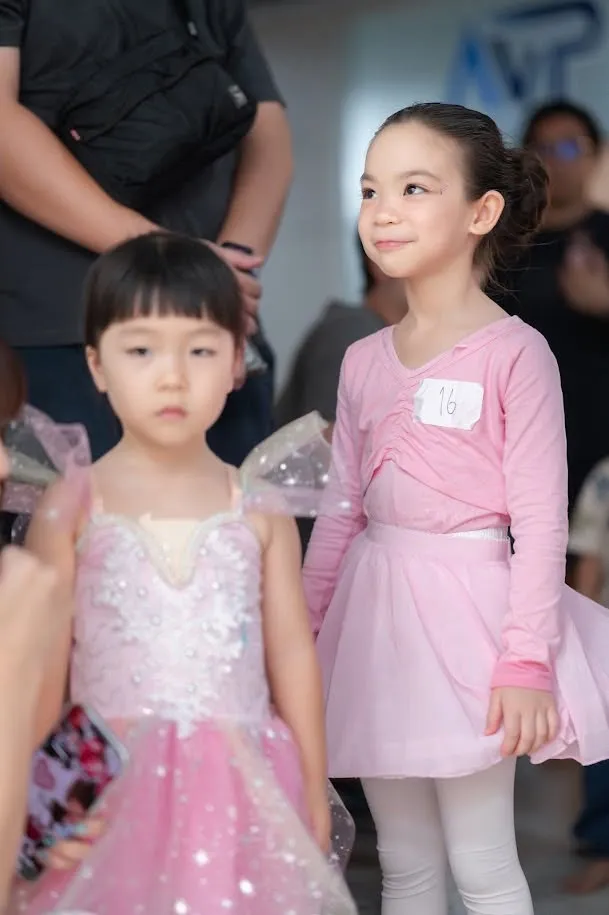 นักเรียนบัลเลต์ชุดตูตูสีชมพูเตรียมขึ้นแสดงในงาน Kids Talent