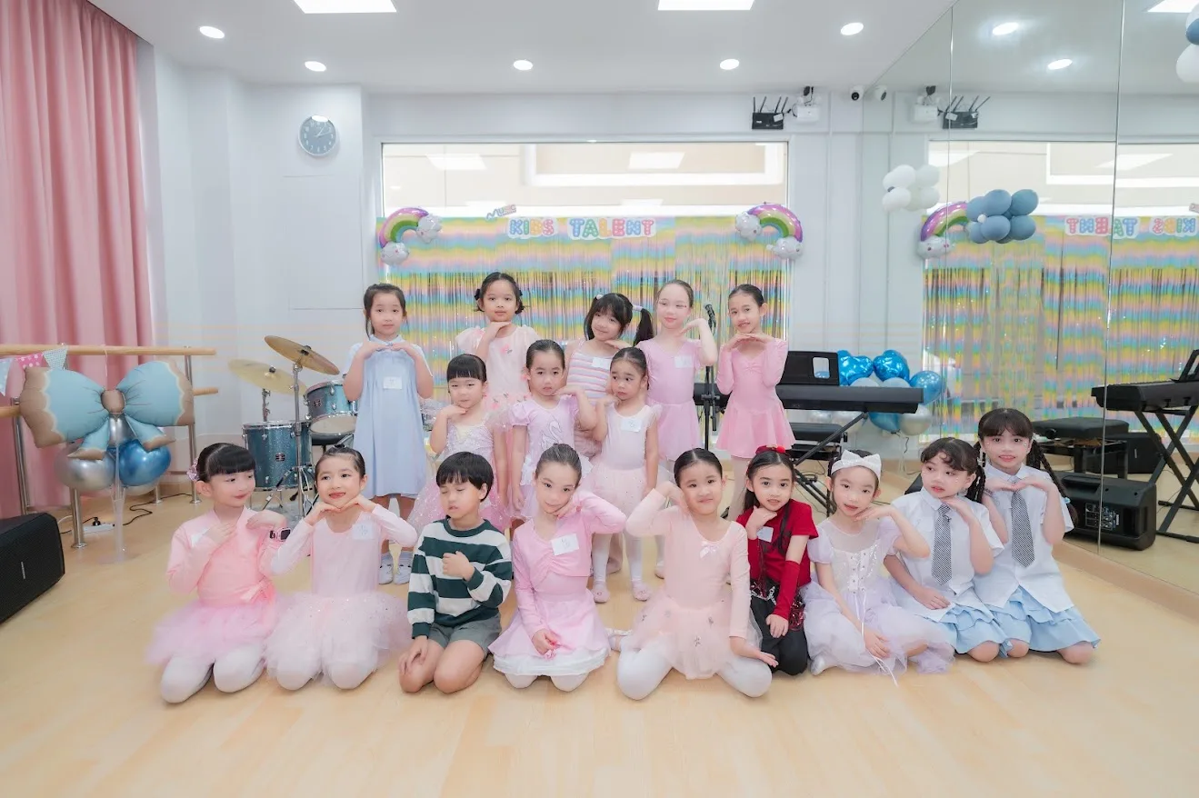 ภาพหมู่นักเรียน Music Mastery ในงานคอนเสิร์ต Kids Talent สาขา The Walk เกษตร-นวมินทร์