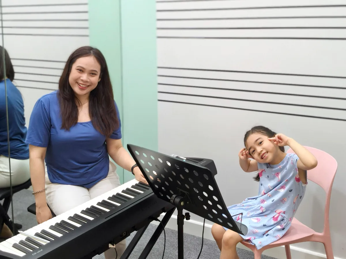 ครูสอนดนตรีกับนักเรียนเด็กเล็กในห้องเรียน หลักสูตร Little Master ที่ Music Mastery
