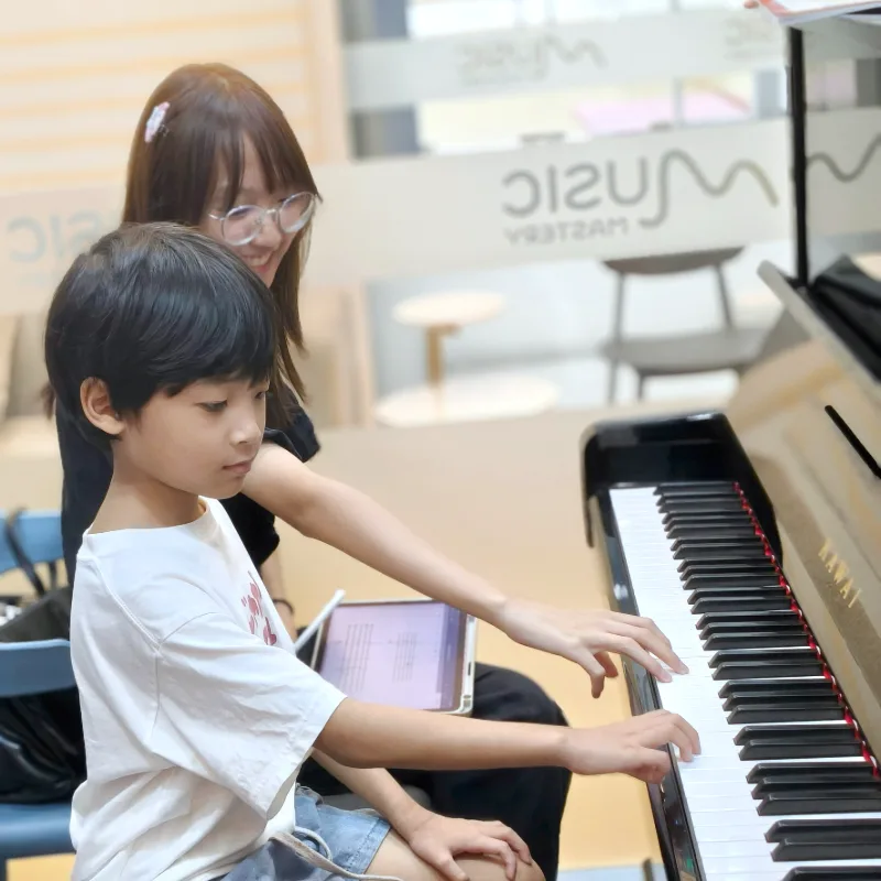 ครูสอนเปียโนเด็กแบบตัวต่อตัวในห้องเรียน Music Mastery