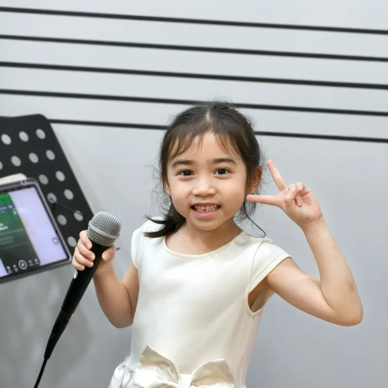 นักเรียนเด็กเล็กเรียนร้องเพลงที่ Music Mastery