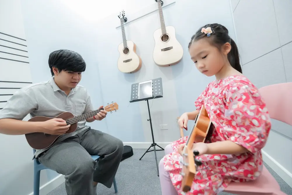 ครูสอนอูคูเลเล่ให้นักเรียนที่ Music Mastery เกษตร-นวมินทร์