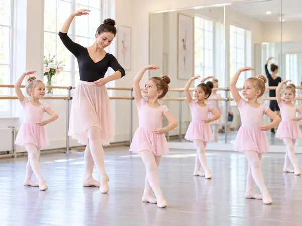 เด็ก 4 ขวบเรียนบัลเล่ต์ Pre-Primary in Dance ฝึกท่าแขนกับคุณครูในห้องเรียนบัลเล่ต์