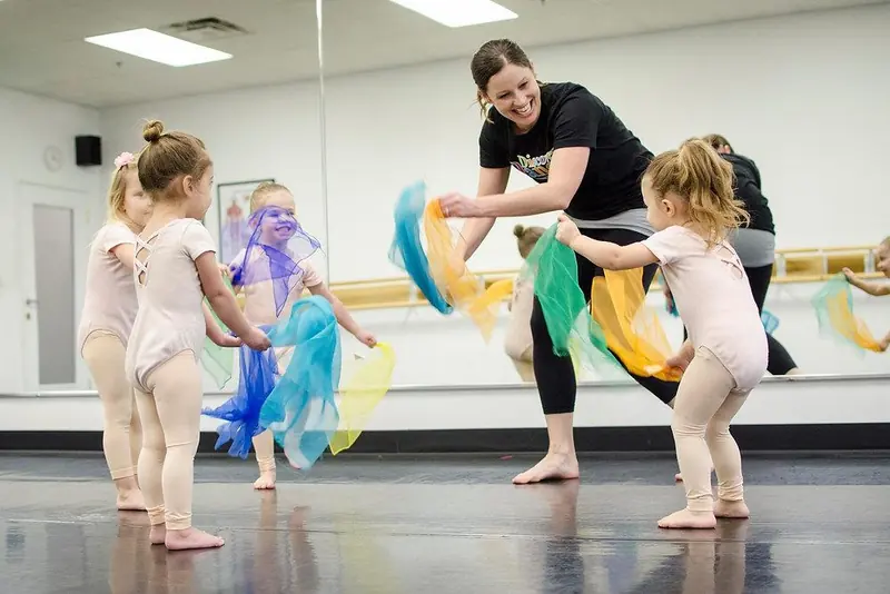 เด็กเล็กวัย 2.5–4 ปี เรียน Pre-School Dance เต้นประกอบผ้าสีกับคุณครู