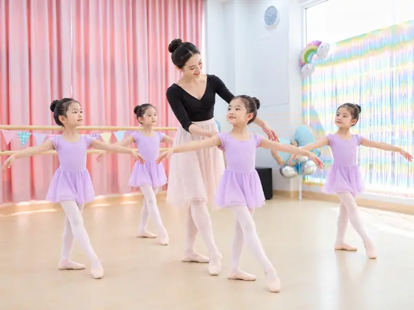 เด็ก 5 ขวบเรียนบัลเล่ต์ Primary in Dance ฝึกท่ากางแขนกับคุณครูในห้องเรียนบัลเล่ต์
