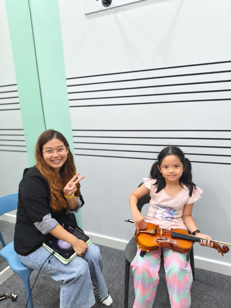 นักเรียนเรียนไวโอลินกับคุณครูในห้องเรียน Music Mastery เกษตร-นวมินทร์