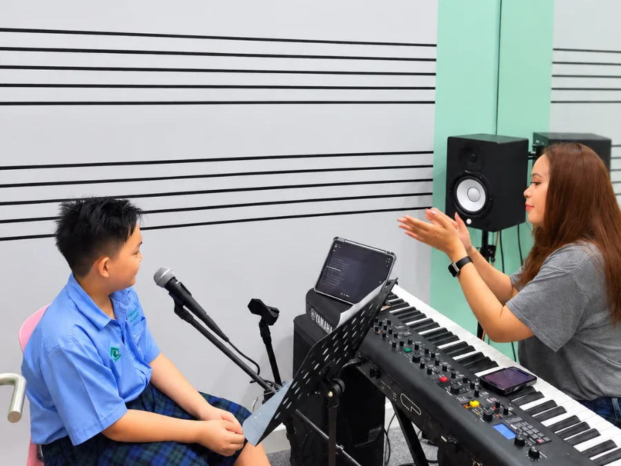 ครูสอนร้องเพลงพร้อมคีย์บอร์ดประกอบ นักเรียนฝึกร้องเพลงกับไมโครโฟนที่ Music Mastery เกษตร-นวมินทร์